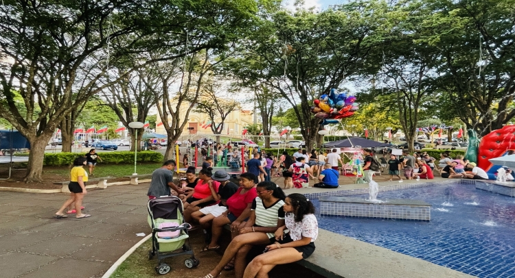 CHEGADA DO PAPAI NOEL REUNE CENTENAS DE FAMÍLIAS TAPIRATIBENSES.