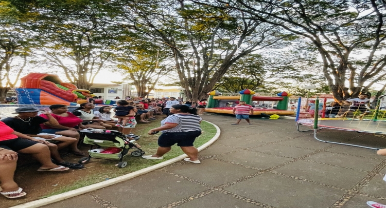 CHEGADA DO PAPAI NOEL REUNE CENTENAS DE FAMÍLIAS TAPIRATIBENSES.